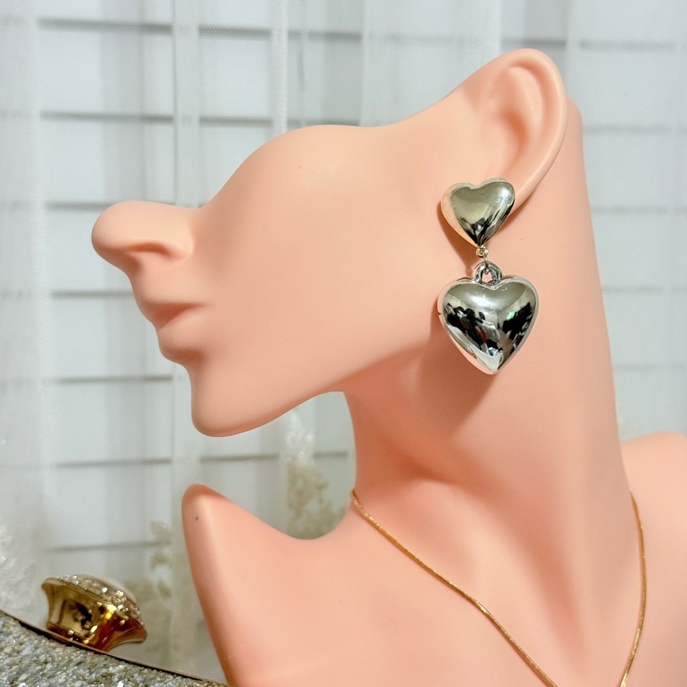 ⚜️ Silver Heart Drop Earrings - Picture 3 of 6